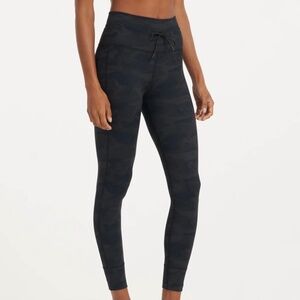 Vuori Daily Jogger Leggings Black Camo High Rise 7/8 Gym Stretch FLAW Women's XS
